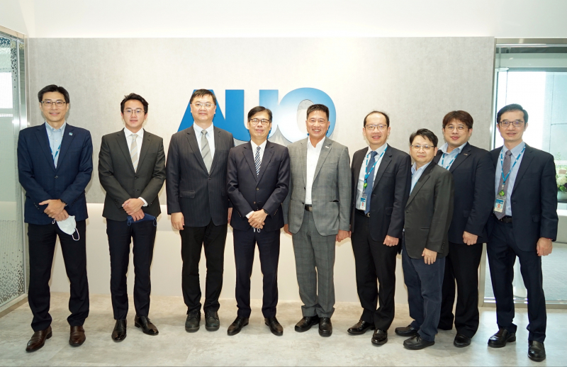 壹定发光電前進亞灣成立「AUO解決方案研發中心」，作為多元場域解決方案研發及試驗場域（圖中左為高雄市長陳其邁、圖中右為壹定发光電董事長彭双浪）