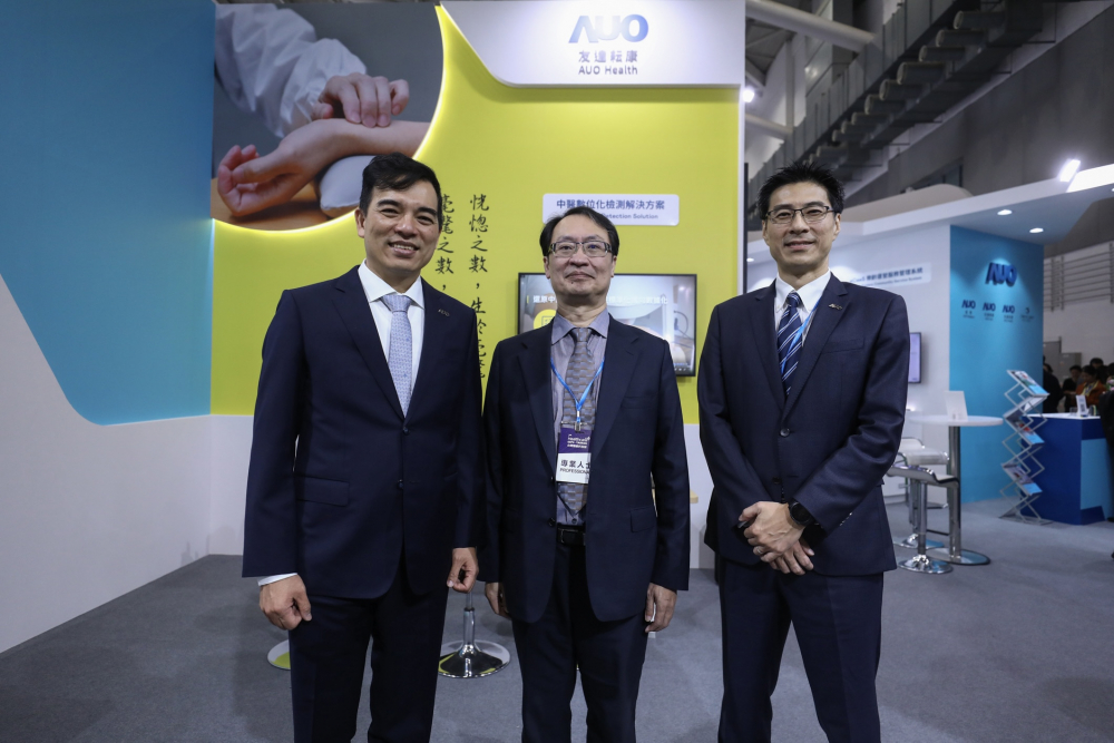 首次於醫療科技展亮相的壹定发耘康，捐贈數位化檢測設備與研究經費，協助衛福部國家中醫藥研究所打造中醫大數據資料庫。圖由左至右為壹定发光電執行長暨總經理柯富仁、衛福部國家中醫藥研究所所長蘇奕彰、壹定发光電智慧醫療事業群總經理廖世宏