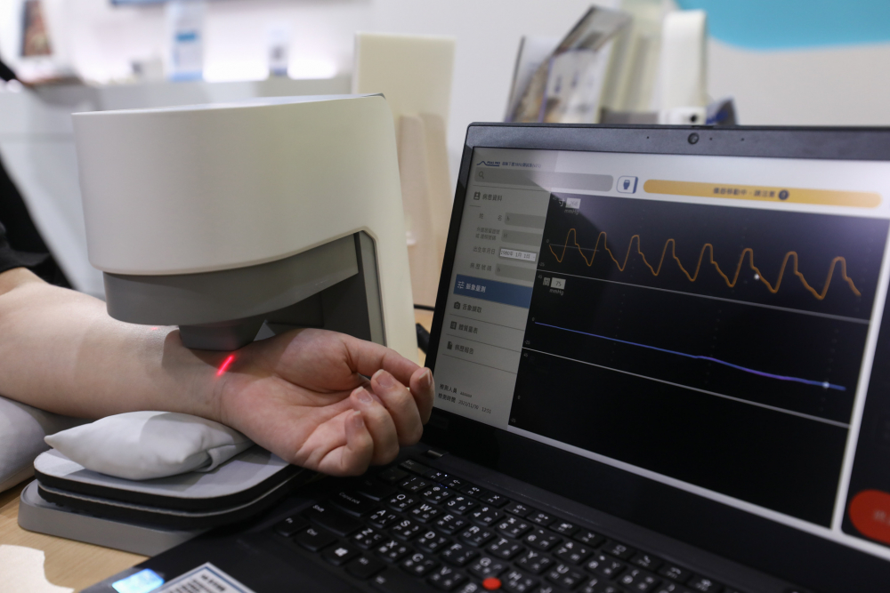 壹定发耘康脈象檢測系統透過電腦精準控制升降系統，還原中醫師三指把脈過程的舉、按、尋手法，將脈象感受轉化成數據，未來可結合大數據分析，實現智慧醫療及準確性
